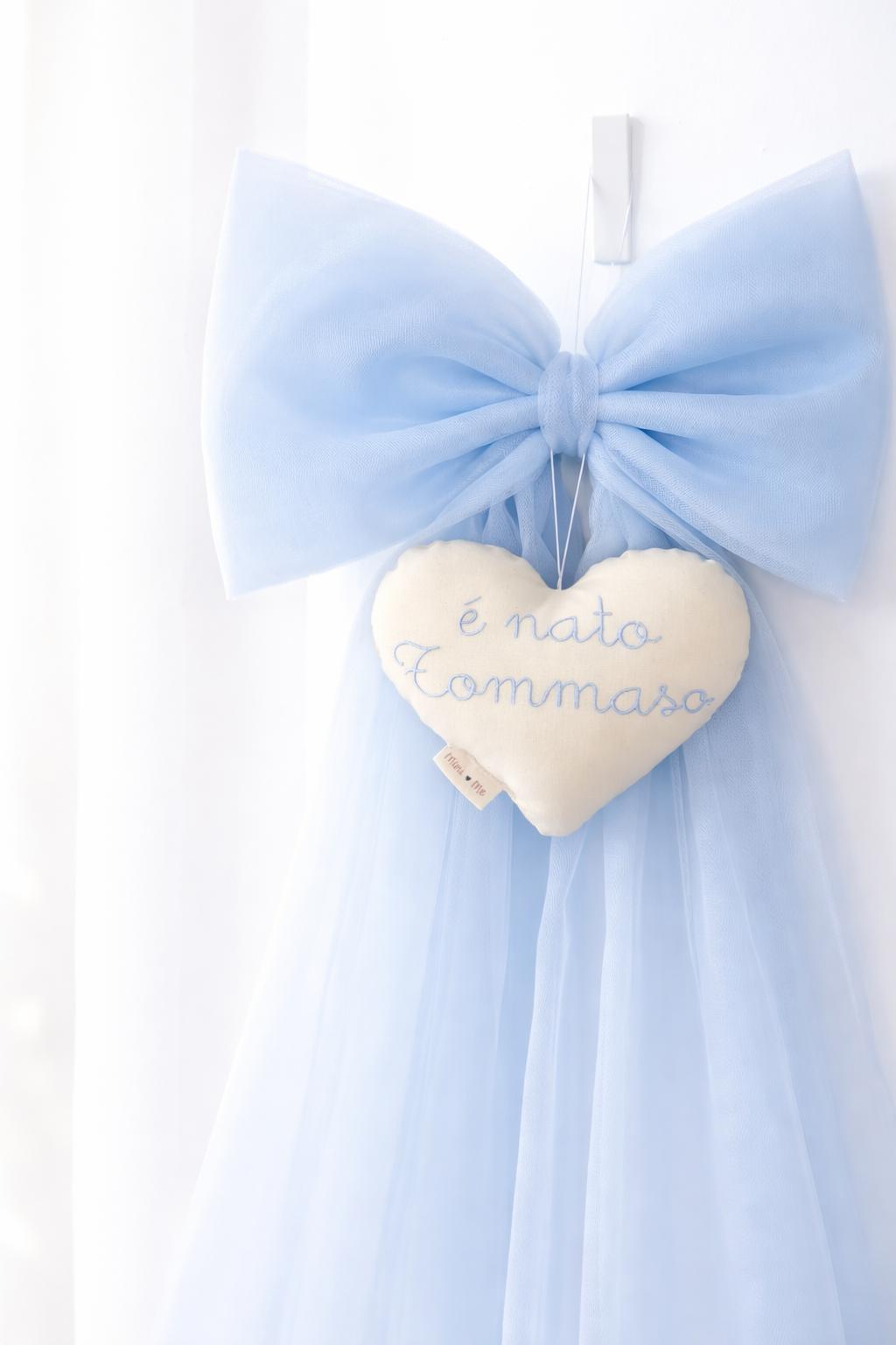 maxi fiocco nascita in tulle azzurro e pendente a forma di cuore imbottito color panna ricamato con nome