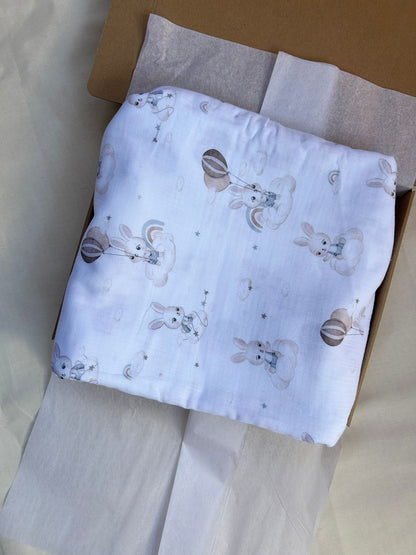 mussola di cotone con coniglietti sulle nuvole stampate