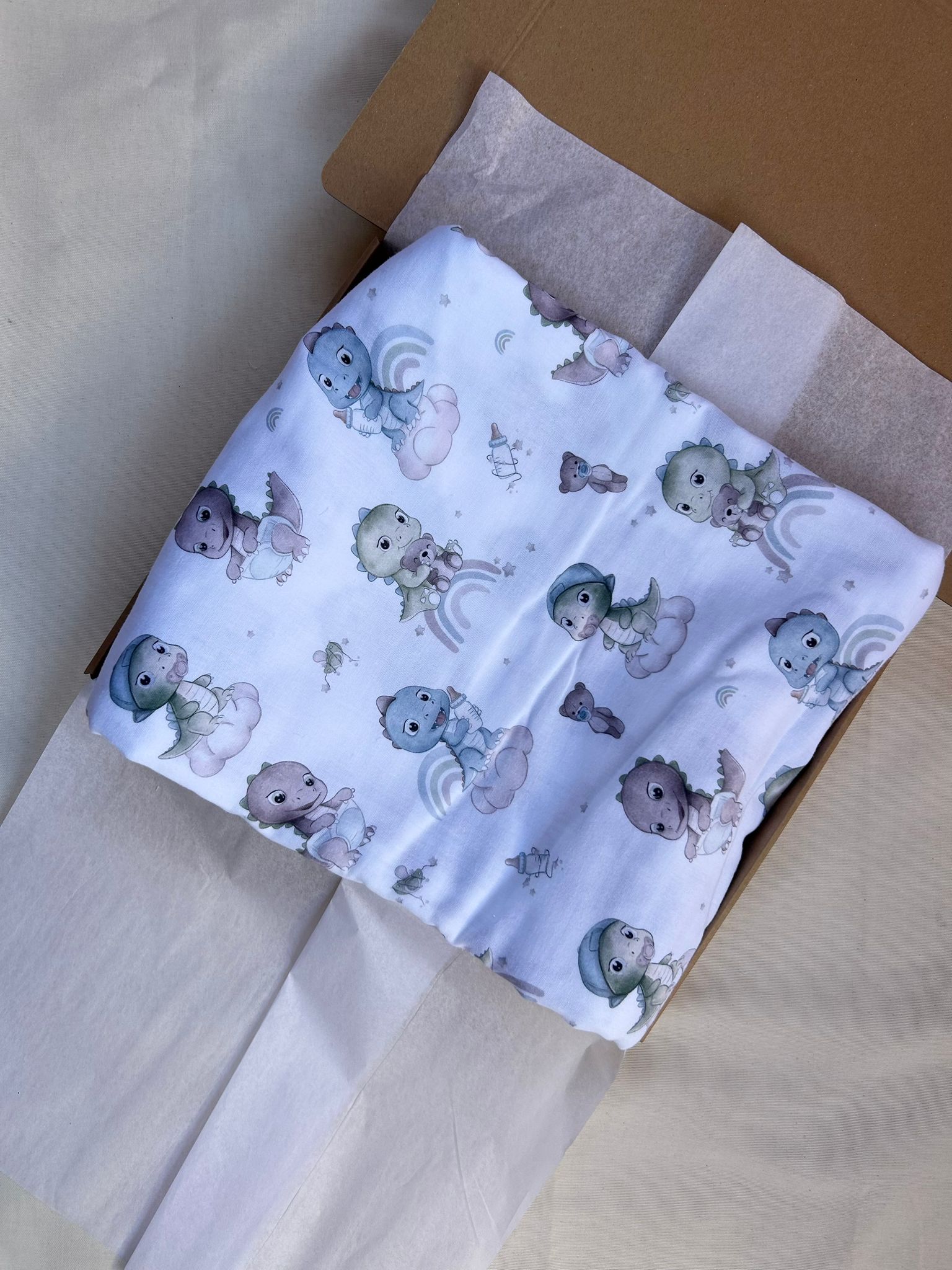 mussola di cotone bianco con dinosauri