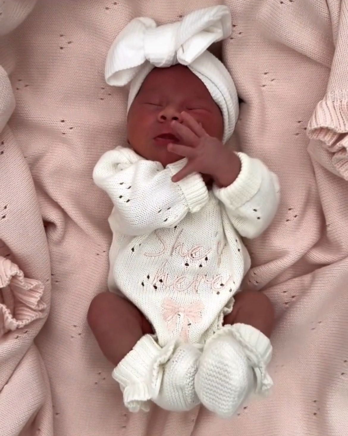 Pagliaccetto bianco in cotone organico, lavorazione del tessuto con piccoli fori, volant alla coscia