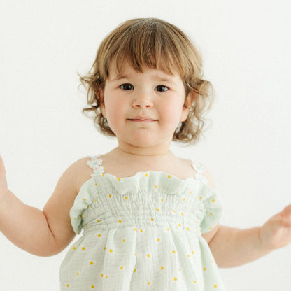 prendisole da bambina con corpetto arricciato e spalline margherita