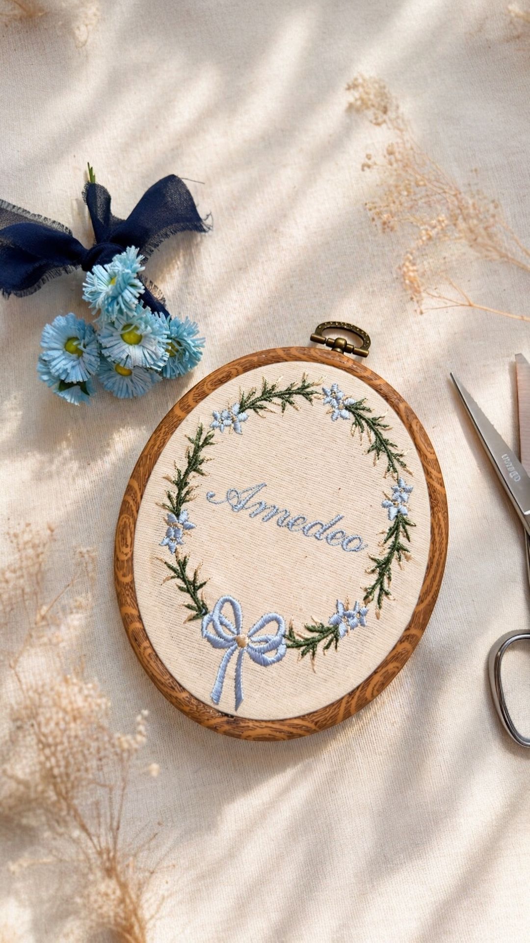 quadretto ricamato con nome e coroncina floreale