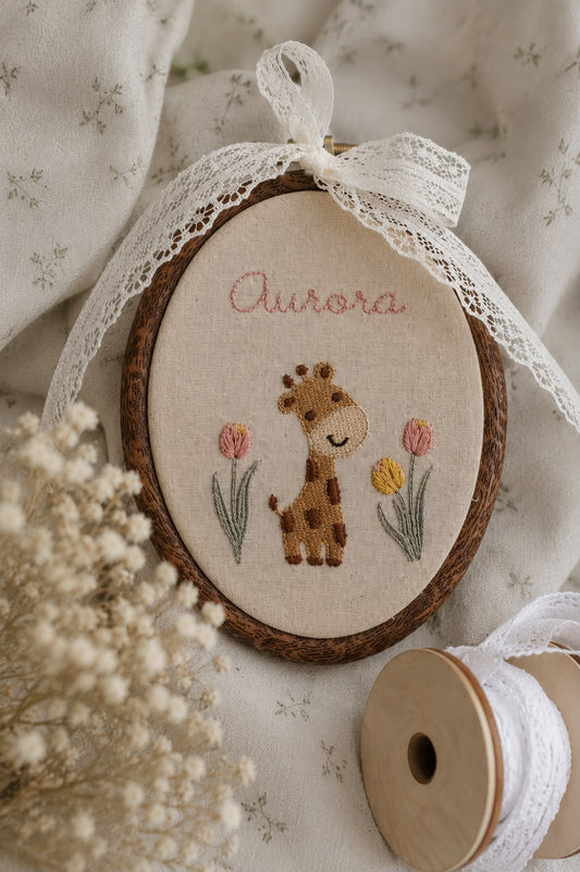 quadretto da ricamo con giraffa, fiori e nome ricamato