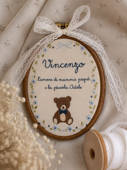 quadretto nascita con frase ricamata per l'arrivo di un fratellino o una sorellina in famiglia