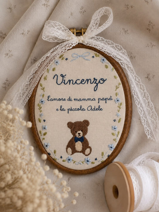 quadretto nascita con frase ricamata per l'arrivo di un fratellino o una sorellina in famiglia