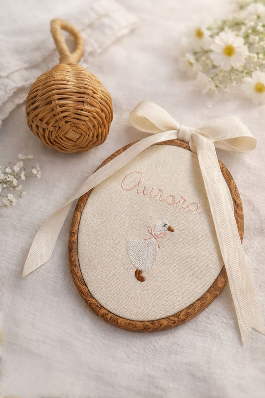 Quadretto ricamato con nome e ricamo paperella