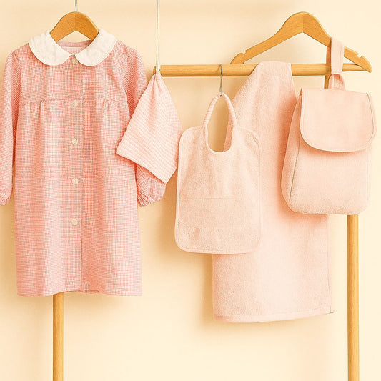 set per l'asilo completo rosa composto da grembiule, sacca, bavaglino, asciugmano e zaino