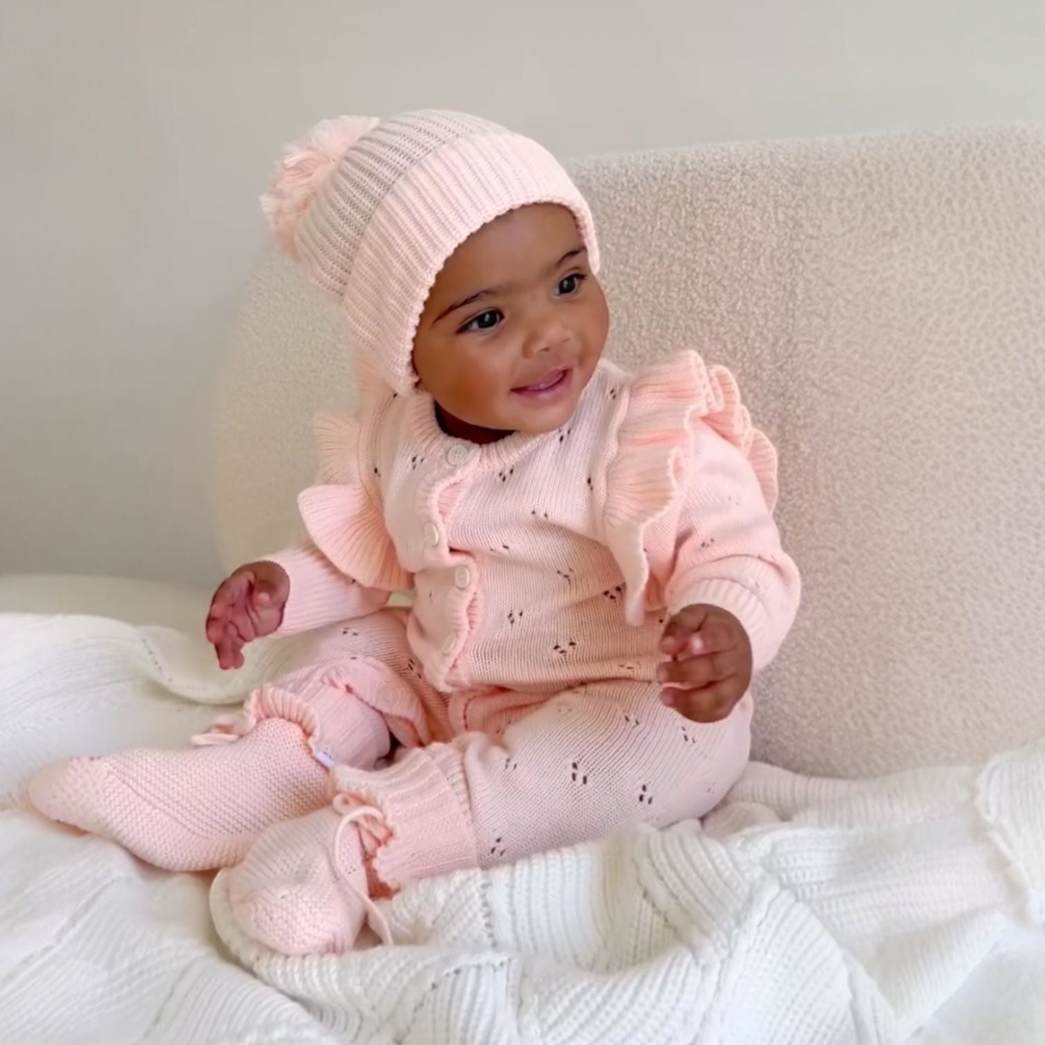 Completino per neonata in maglia di cotono roa con volant sulle spalle