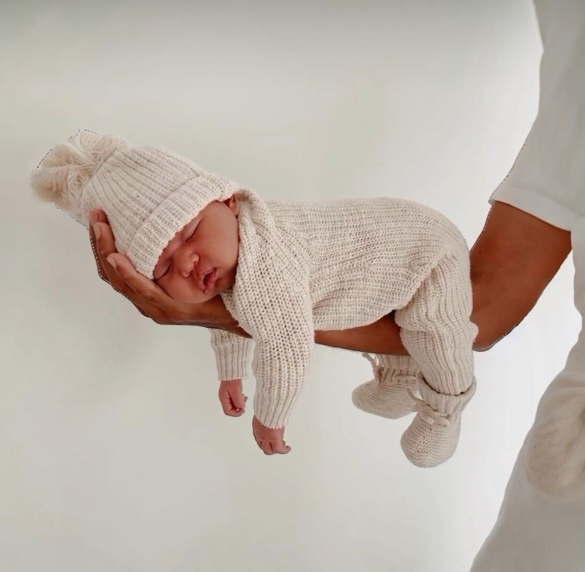 completino neonato composto da tutina, cappellino e babbucce bianche in caldo cotone