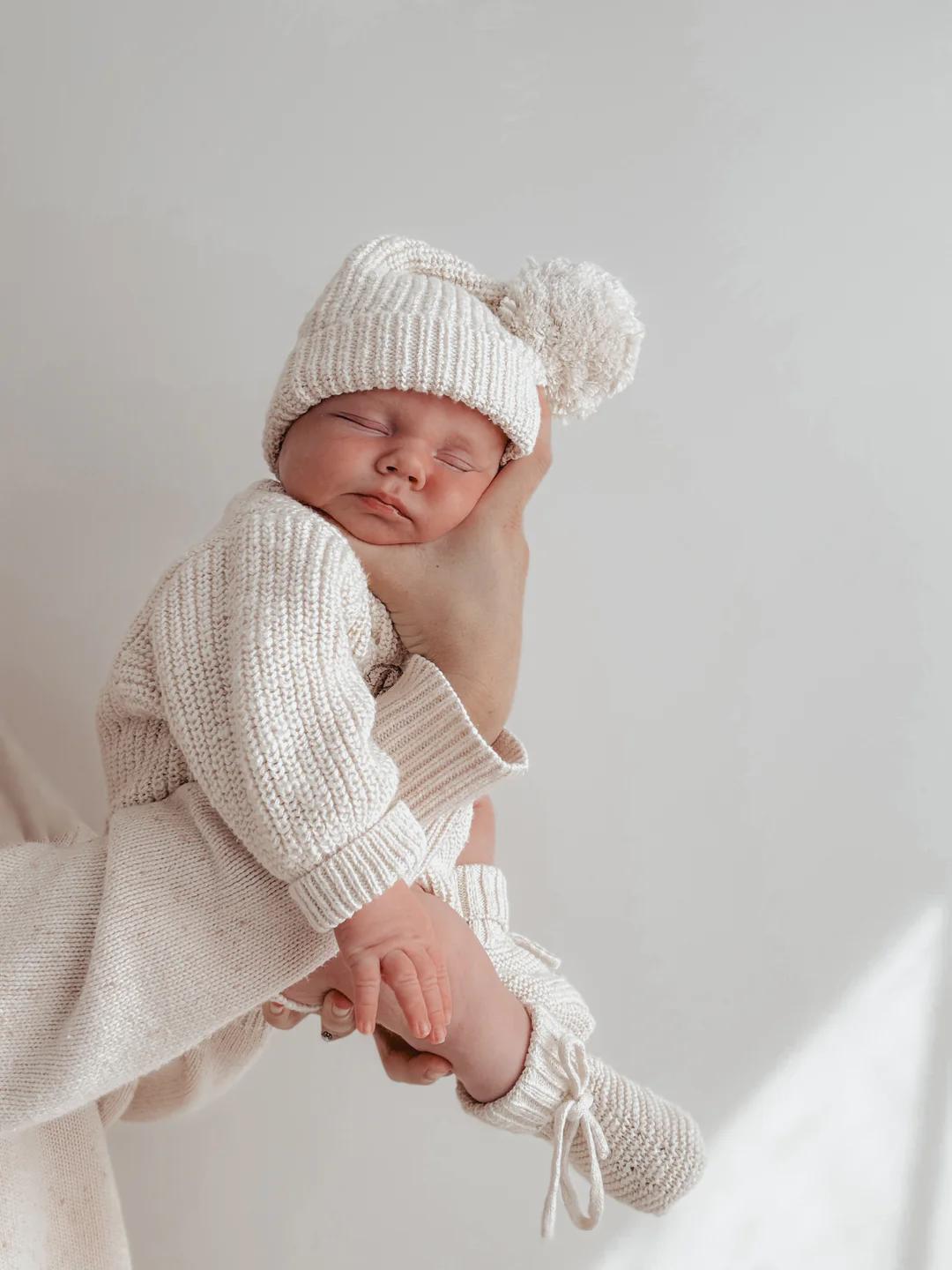 set color panna composto da body manica lunga, cappellino e babbucce in cotone testurizzato