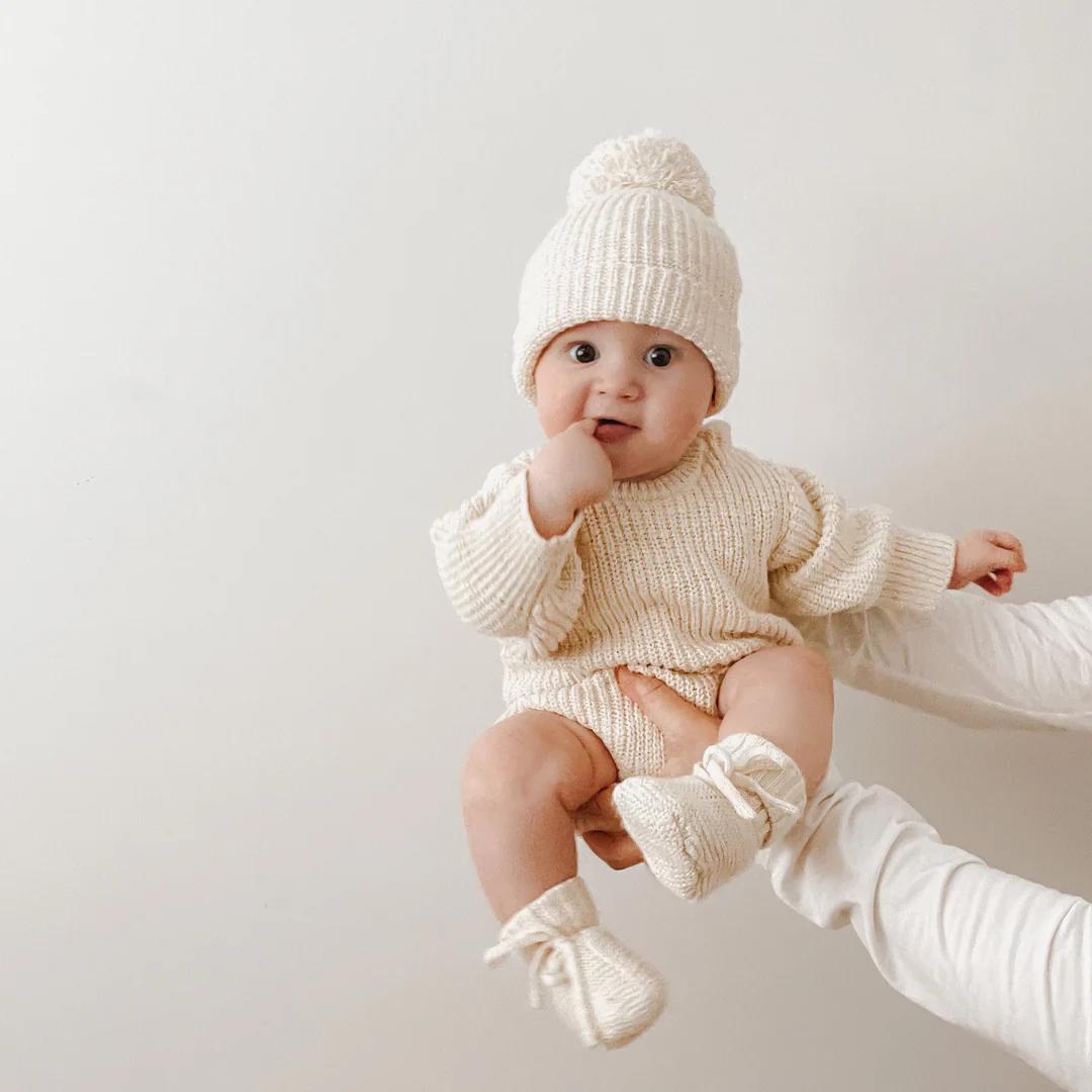 Bimbo simpatico indossa il set vaniglia