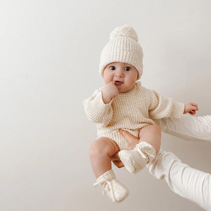 Bimbo simpatico indossa il set vaniglia