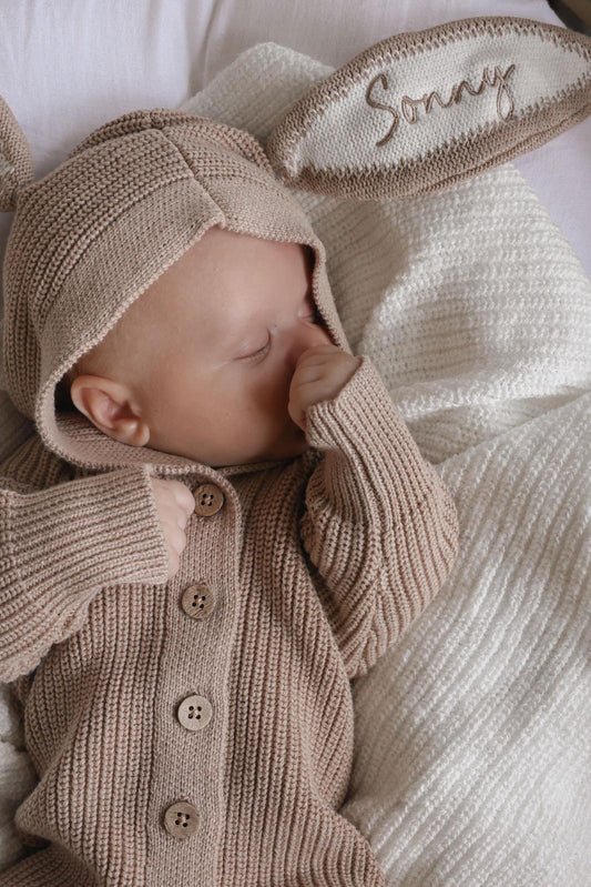bimbo che dorme con indosso la tutina bunny mini me in versione choco (marrone)