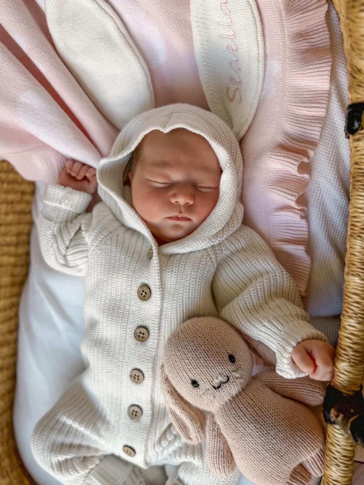 tutina bunny soft latte in cotone organico con orecchie da coniglietto