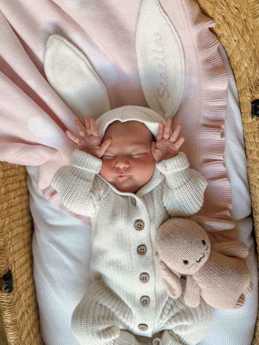 dolcissimo bimbo che dorme con indosso la tutina bunny soft latte 
