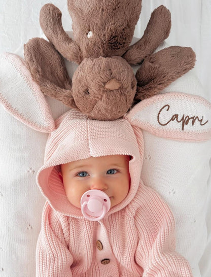 primo piano di bimba con indosso la tutina bunny soft rose di Mini Me