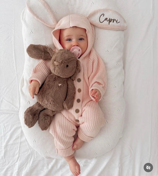 Tutina per neonata rosa in cotone organico con orecchie da coniglio personalizzabile con nome o iniziali sull'orecchio
