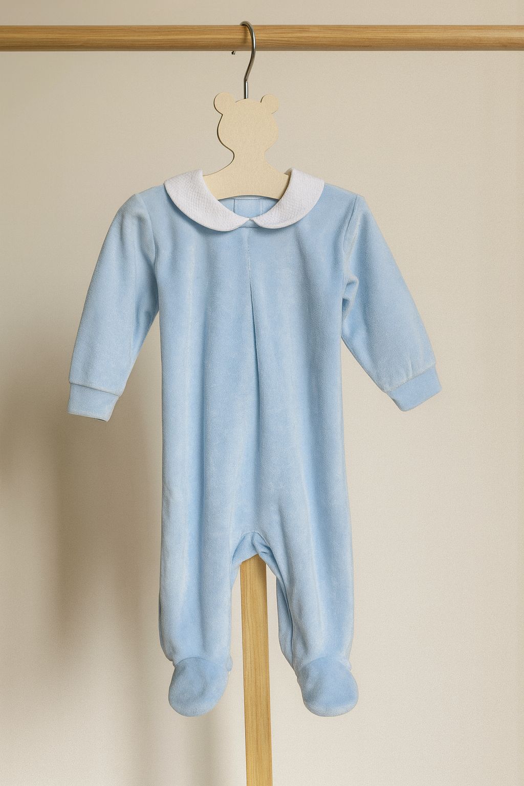 tutina azzurra in ciniglia con colletto bianco in cotone